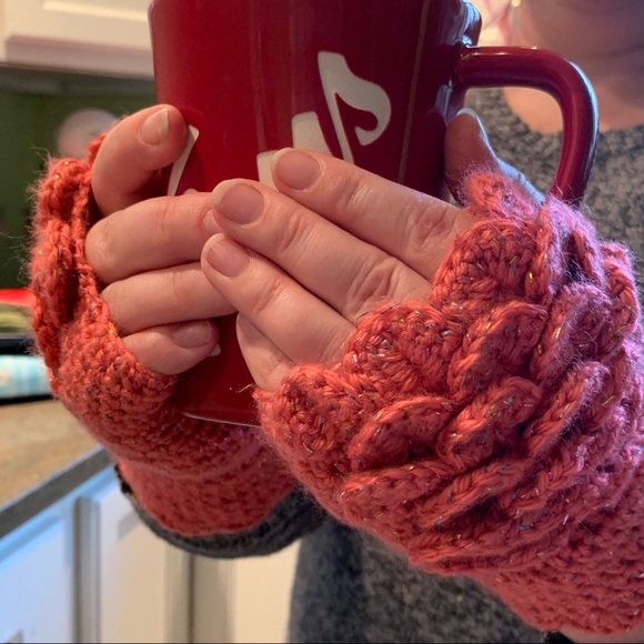 Handmade dragon-scale fingerless gloves - Picture 4 of 4